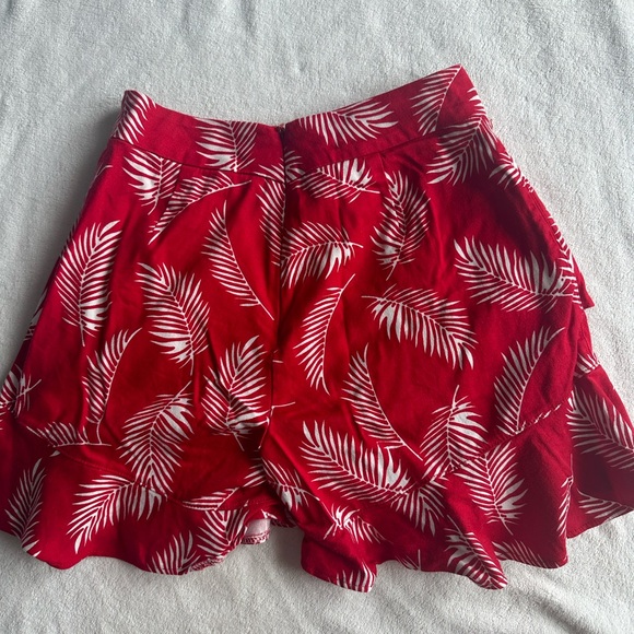 Trend red skirt with feathers - Picture 2 of 3